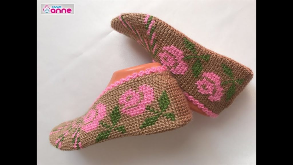 Tunisian work made of roses motif woman patio