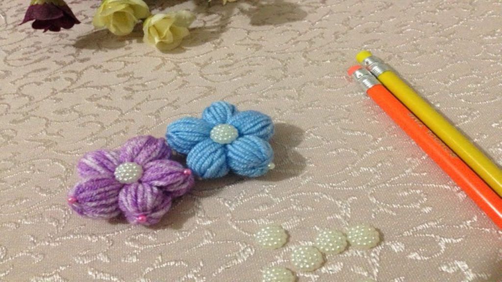 how to make yarn flowers with a fork